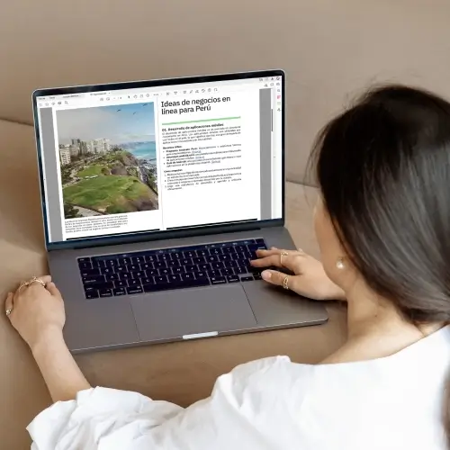 Chica usando una laptop con guía de negocios en línea