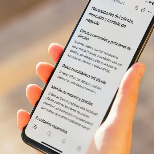 Manos sosteniendo un teléfono con una plantilla de BASE