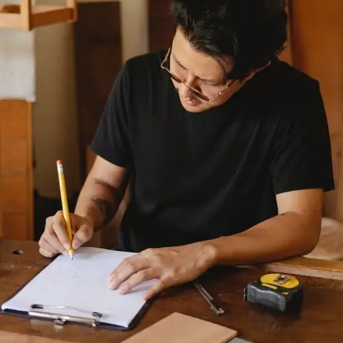 Hombre escribiendo