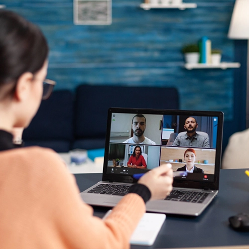 Mujer frente a una laptop en una video conferencia