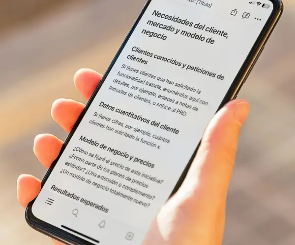 Manos sosteniendo un teléfono con una plantilla de BASE