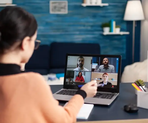 Mujer frente a una laptop en una video conferencia