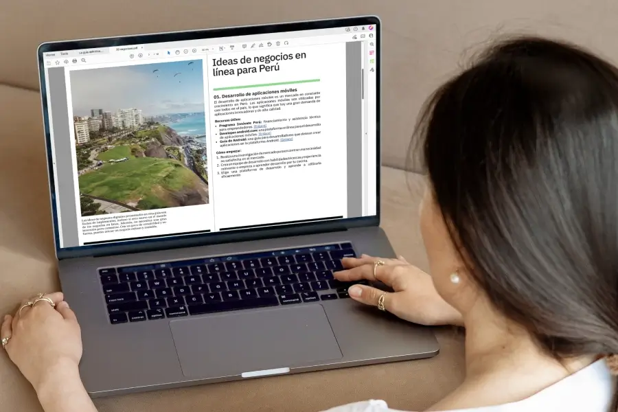 Chica usando una laptop con guía de negocios en línea