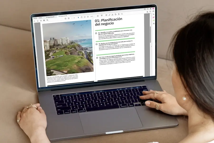 Chica usando una laptop con guía de BASE sobre planificación de negocios