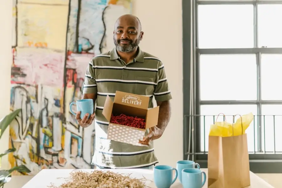Hombre sosteniendo una caja de productos