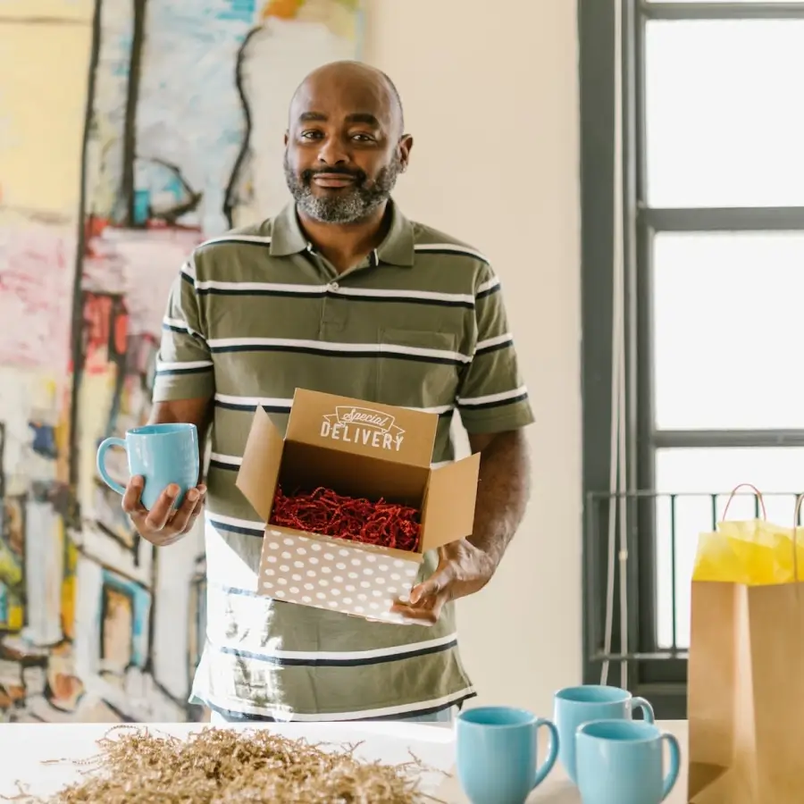 Hombre sosteniendo una caja de productos